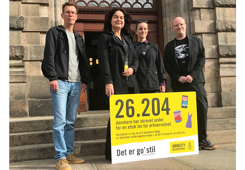 Erhvervsministeren tog imod 26.204 underskrifter for en etisk lov