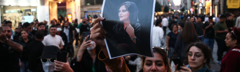 Iranske kvinder i Tyrkiet demonstrerer efter mordet på Jina Mahsa Amini