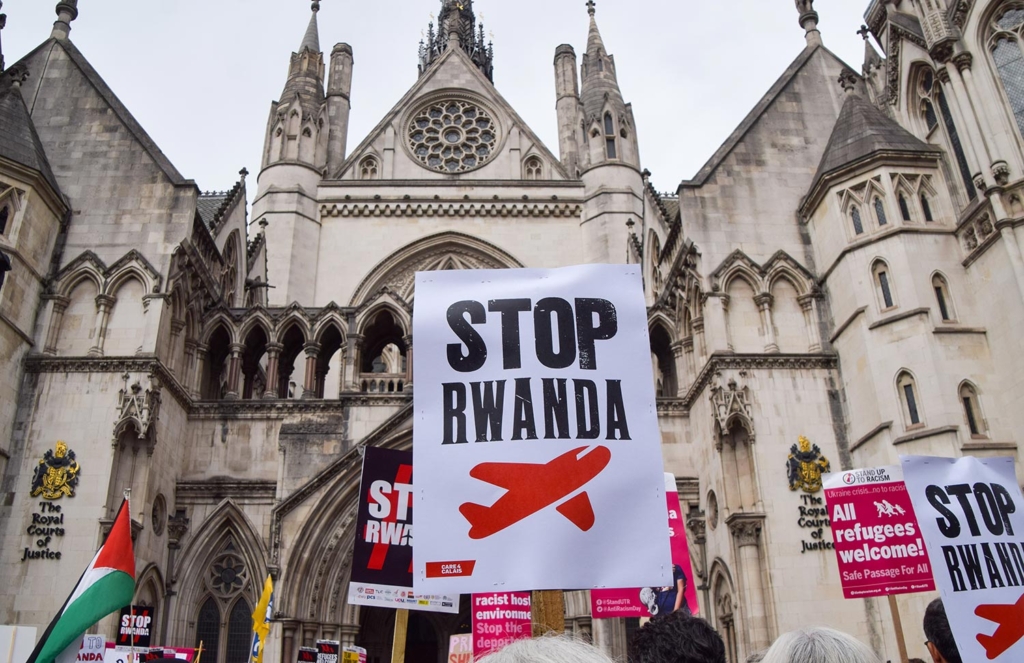 Protester i London foran domhuset mod regeringens planer om at sende asylansøgere til Rwanda.