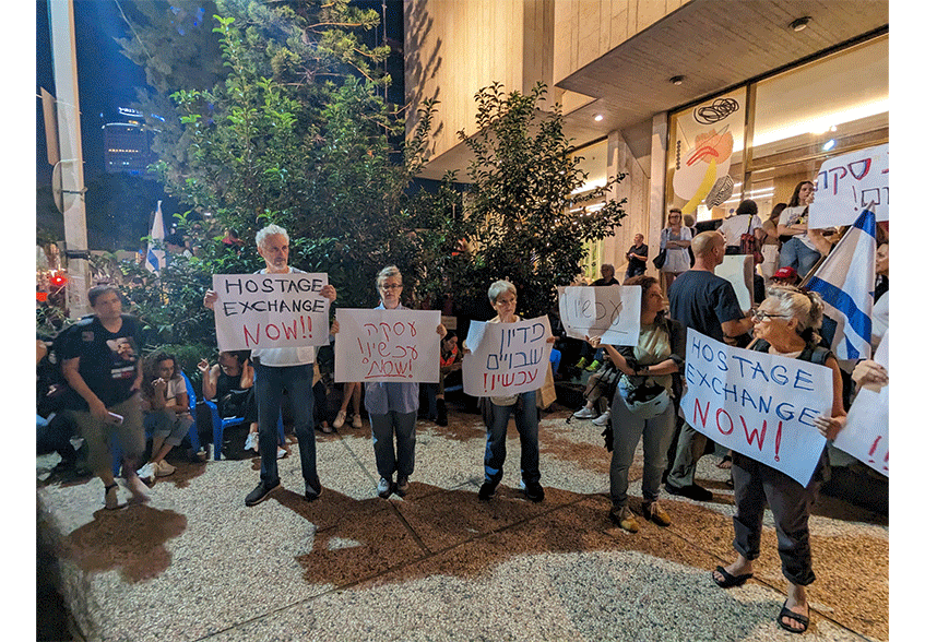 Demonstranter i Tel Avis, Israel, kræver udveksling af gidsler.