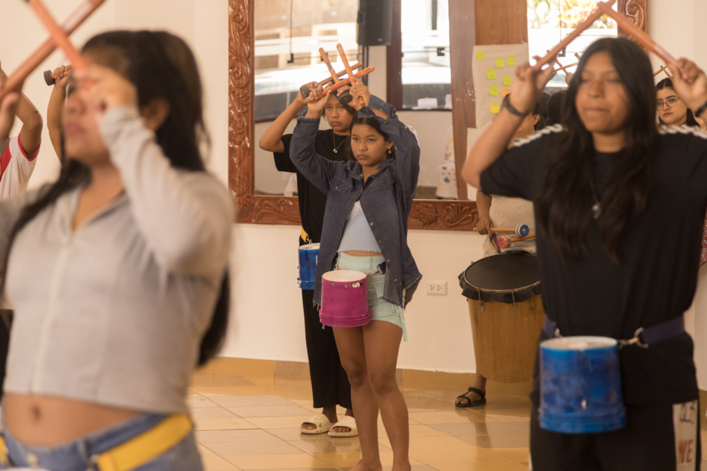 Valeska øver sig på en præsentationen med sine kammerater under en workshop for ONAMIAP og Amnestys anden peruanske partnerorganisation, MANTHOC, i Iquitos. Foto: Ana Zaldivar