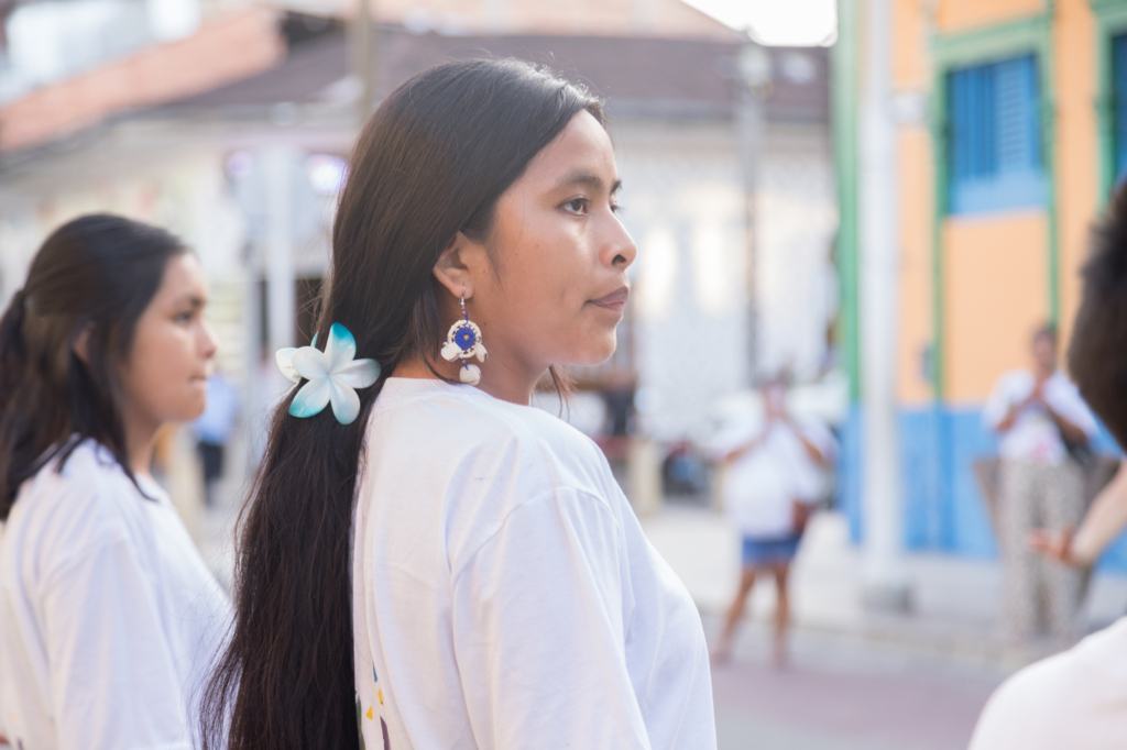 Nimia venter på signal til at starte deres percussion under paraden med sine kammerater fra ONAMIAP og MANTHOC.