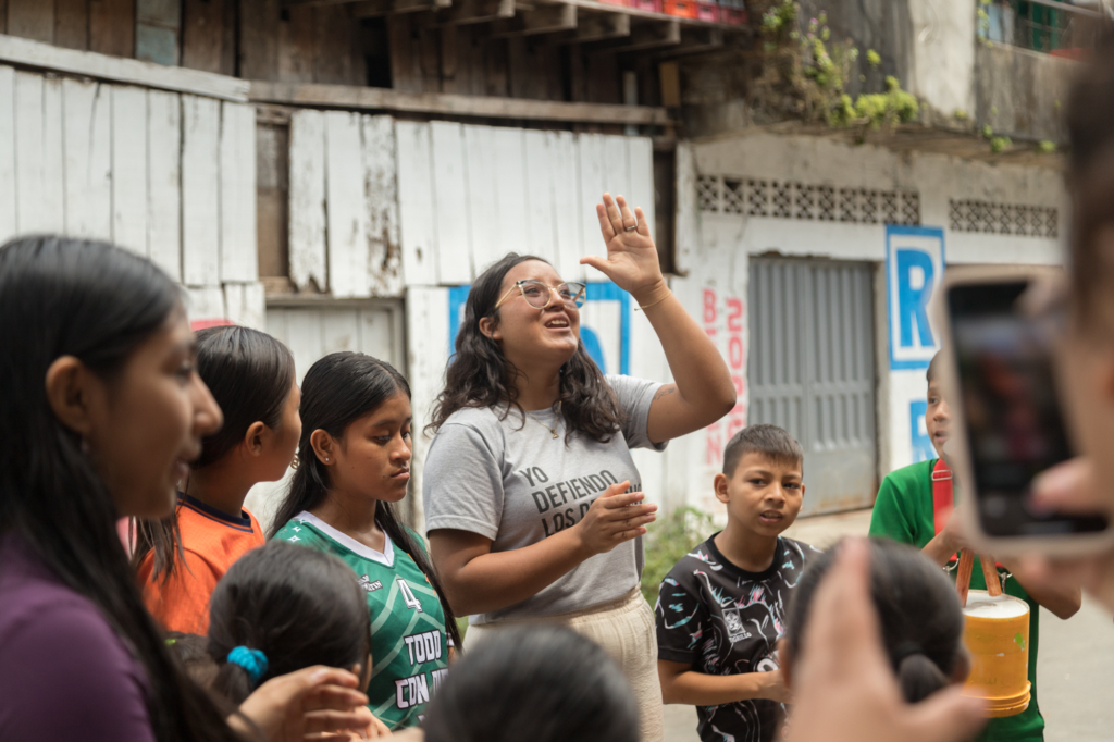 Sofia deler sammen med børnene fra Manthoc i Belen, hvad de har oplevet i workshops i de foregående dage.