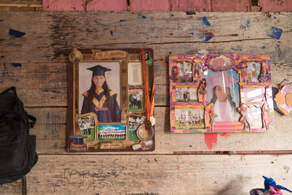 Billeder på væggen i Yassiras hus fra da hun blev færdig med grundskolen.