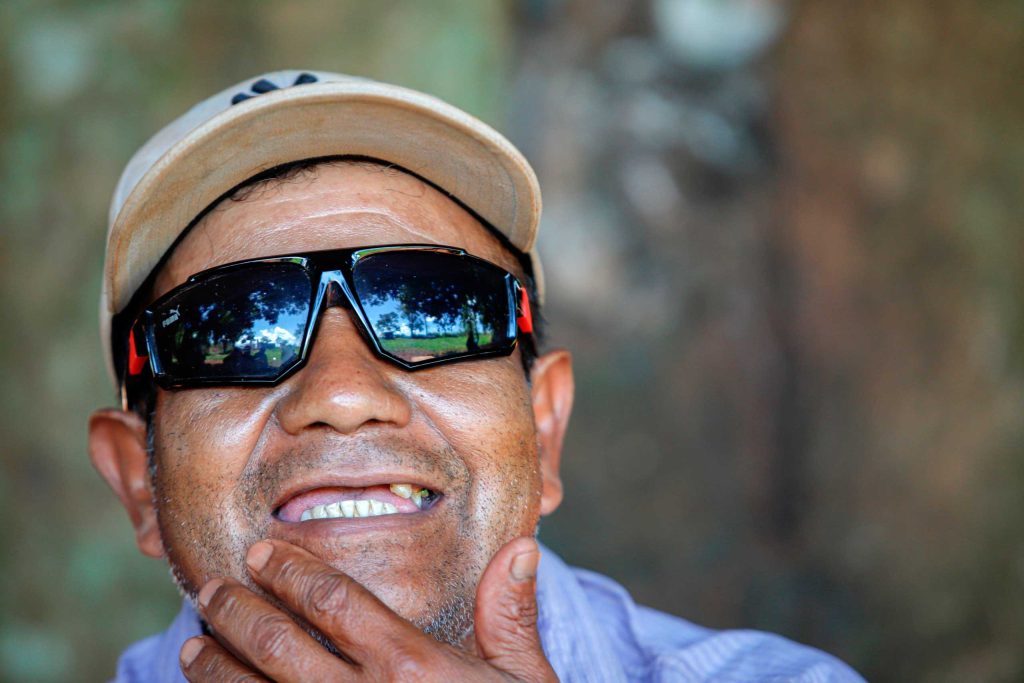 Simón Paré husker med et smil den kamp, de førte for at opnå anerkendelse fra Itaipu Binacional for de skader, de havde lidt. Det område, hvor de bor, kan ses i hans solbriller.