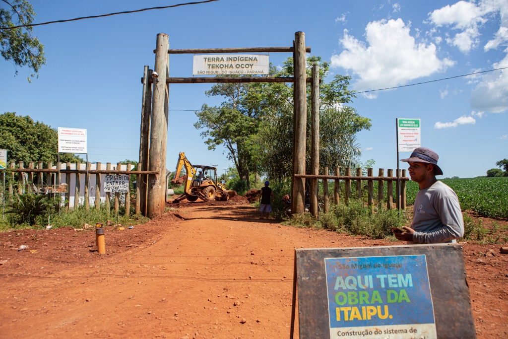 Itaipu Binacional er på den brasilianske side i gang med at opføre et drikkevandsforsyningssystem i Ocoy som en del af den kompensation, man har besluttet at yde Avá Guaraní-folket efter deres tvangsforflytning i forbindelse med opførelsen af vandkraftværket.