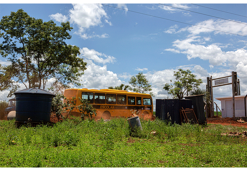 En skolebus kører gennem Ocoy på den brasilianske side af grænsen og bringer børn i skole.