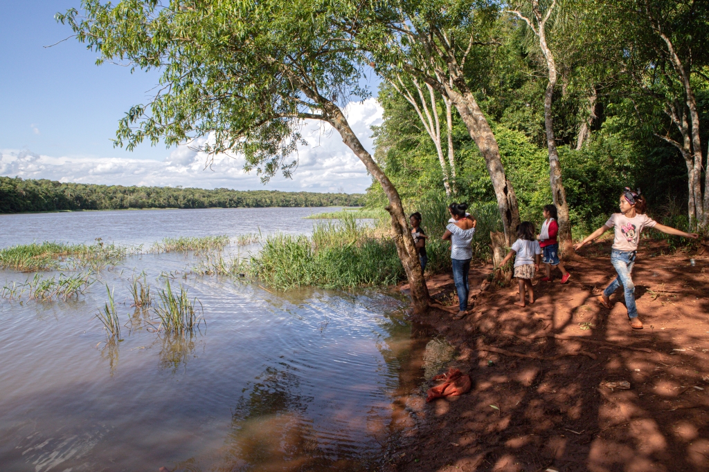 Landsbyen Sauce søger at genbosætte sig frit ved bredden af en biflod til Paraná-floden, hvor de i øjeblikket lever under usikre forhold. De ønsker at vende tilbage til livet ved floden, men nu kan de kun nå vandkanten og har ikke officiel tilladelse til at fiske.