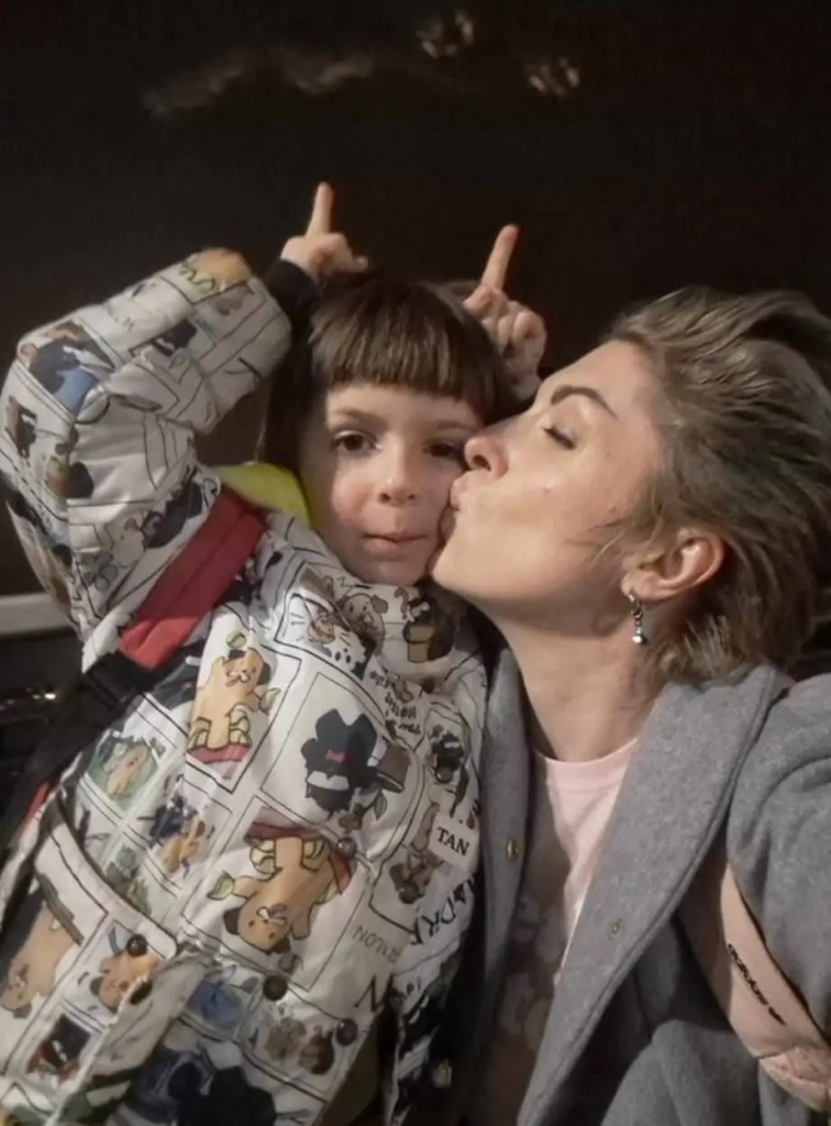 Lera Burlakova sammen med sin søn
