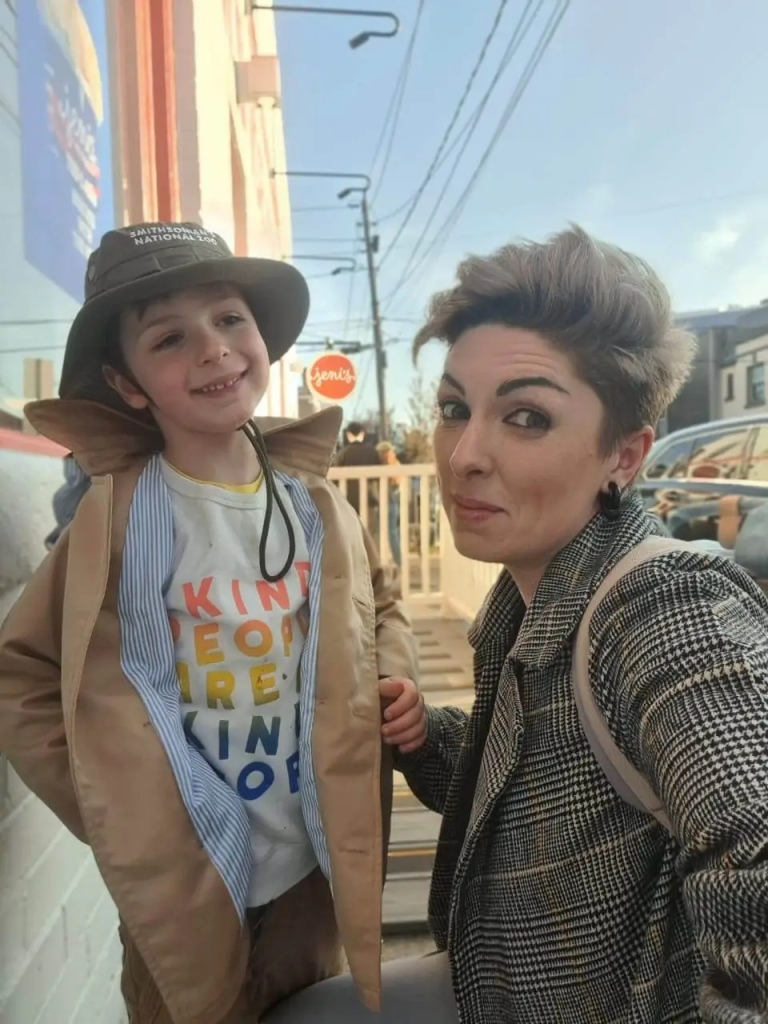 Lera Burlakova sammen med sin søn