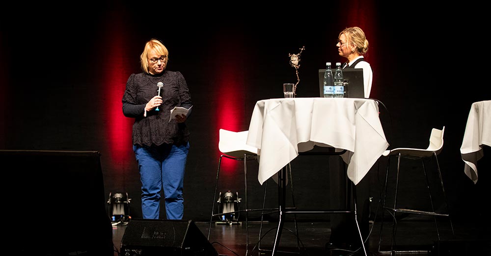 Kerrin Linde (tv) var en del af dommerpanelet og læste panelets begrundelse op, inden Mette Mayli Albæk fik prisen overrakt. Vibe Klarup (th), generalsekretær for Amnesty International Danmark fortalte kort om, hvorfor det er vigtigt for Amnesty at hylde journalistik, som sætter fokus på menneskerettighederne. 