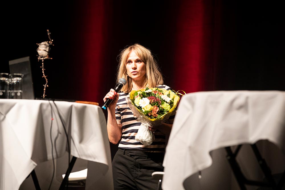 Mette Meyli Albæk takker alle de kilder, der har været med. Hun mener, at det i virkeligheden er deres pris. 