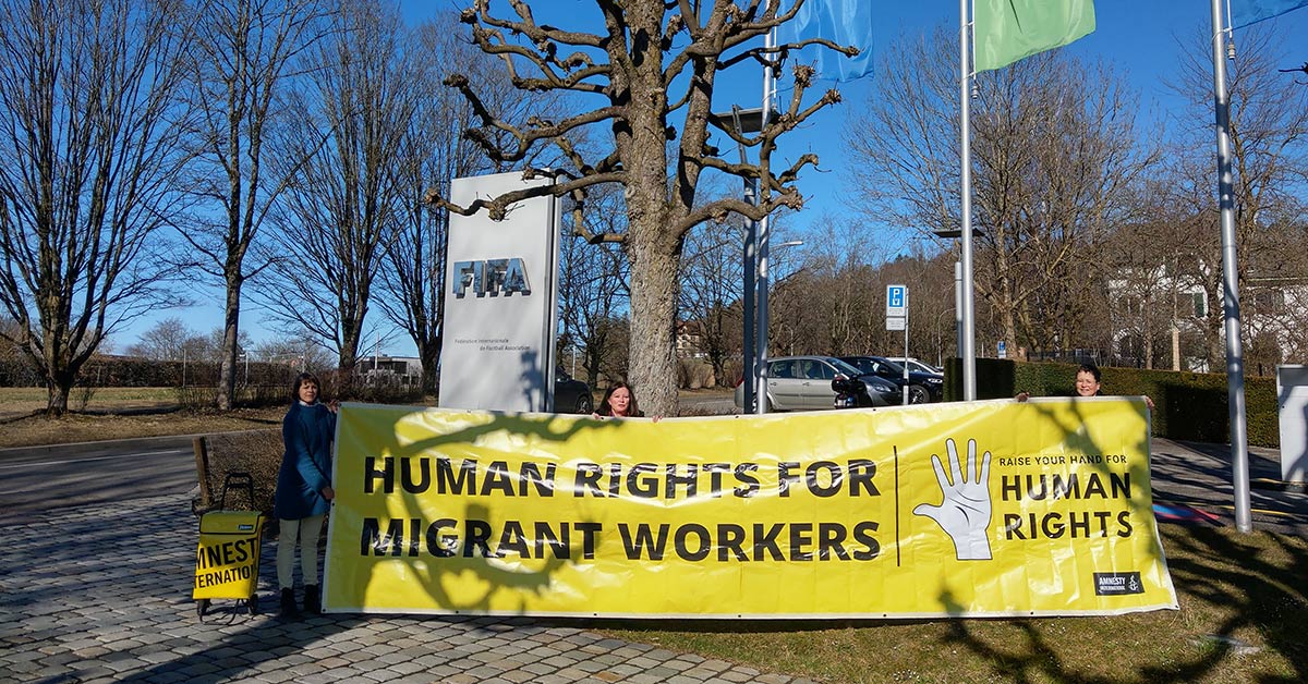 Amnesty afleverer over 280.000 underskrifter til FIFA