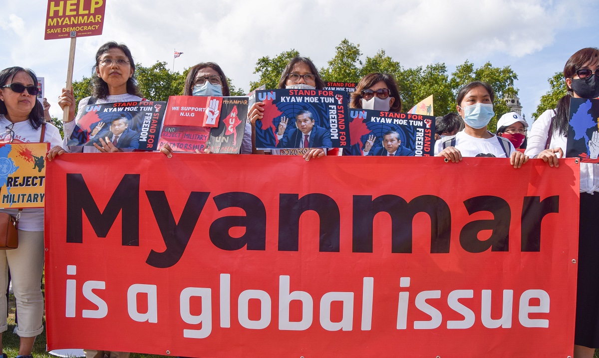 Protester i London mod militærkuppet i Myanmar, hvor militærets fremfærd har kostet tusindvis af civile livet. 