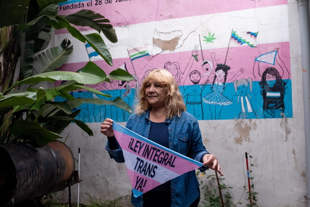 Argentina og Danmark agerede foregangslande for at sikre transkønnede adgang til juridisk kønsskifte. Det hele begyndte med aktivisten Marcela Romero, der, trods fængsling og tortur, nægtede at bøje nakken.  