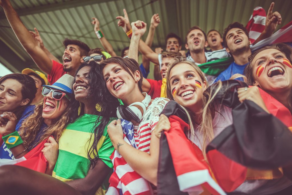 Hvad er sportswashing? sportswashing handler om at fjerne fokus fra kritik og krænkelse ved eksempelvis at præsentere omverdenen for flotte stadionanlæg og lækre hoteller fuld af smilende mennesker.