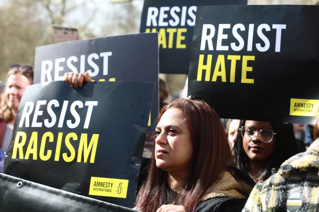 I Amnesty undersøger vi og afslører racisme, hvor end den finder sted. Vi påvirker regeringer og andre magtfulde aktører og sikrer, at de lever op til deres forpligtelser og respekterer international lov. Vi mobiliserer millioner af mennesker verden over til at aktionere mod racisme.