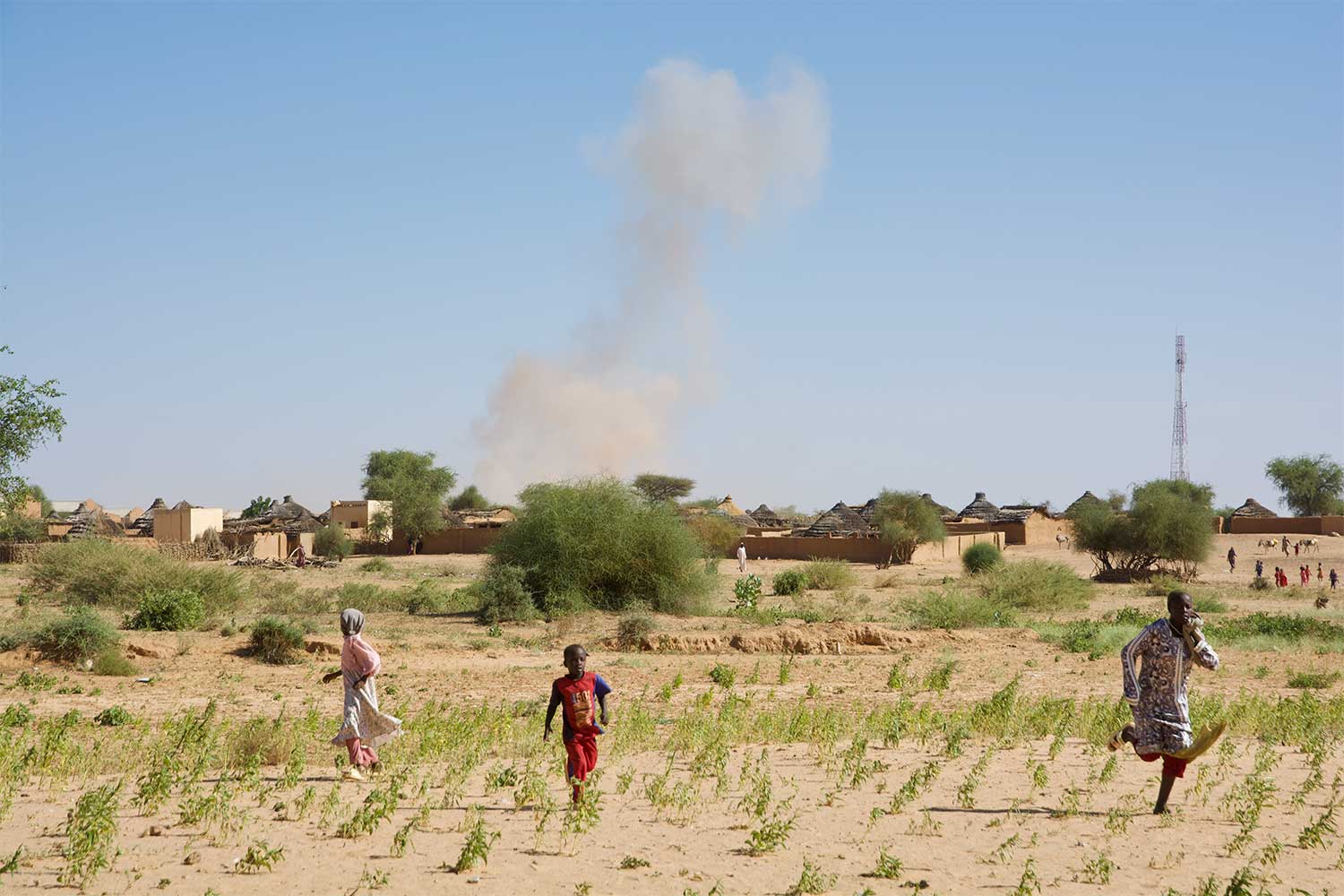Børn på flugt fra et RSF-droneangreb i landdistrikterne i Norddarfur, Sudan. Oktober 2025. Foto: Privat