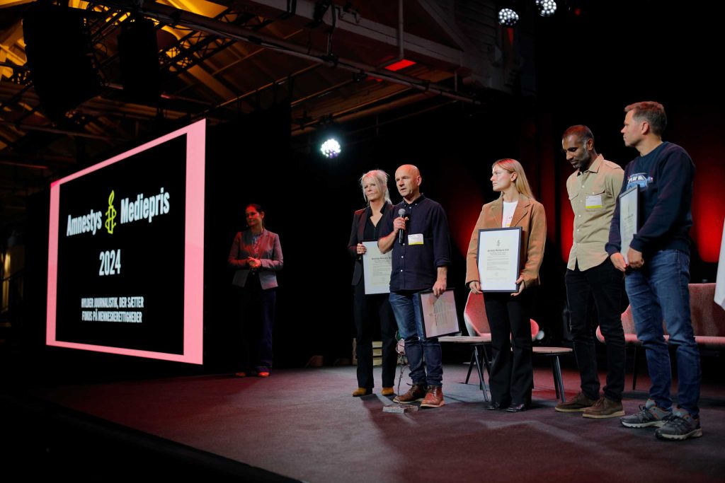 Holdet bag 'Det store adoptionstyveri' på scenen til uddelingen af Amnestys Mediepris 2024, som foregik i Øksnehallen i København til Dansk Journalistforbunds Fagfestival. 