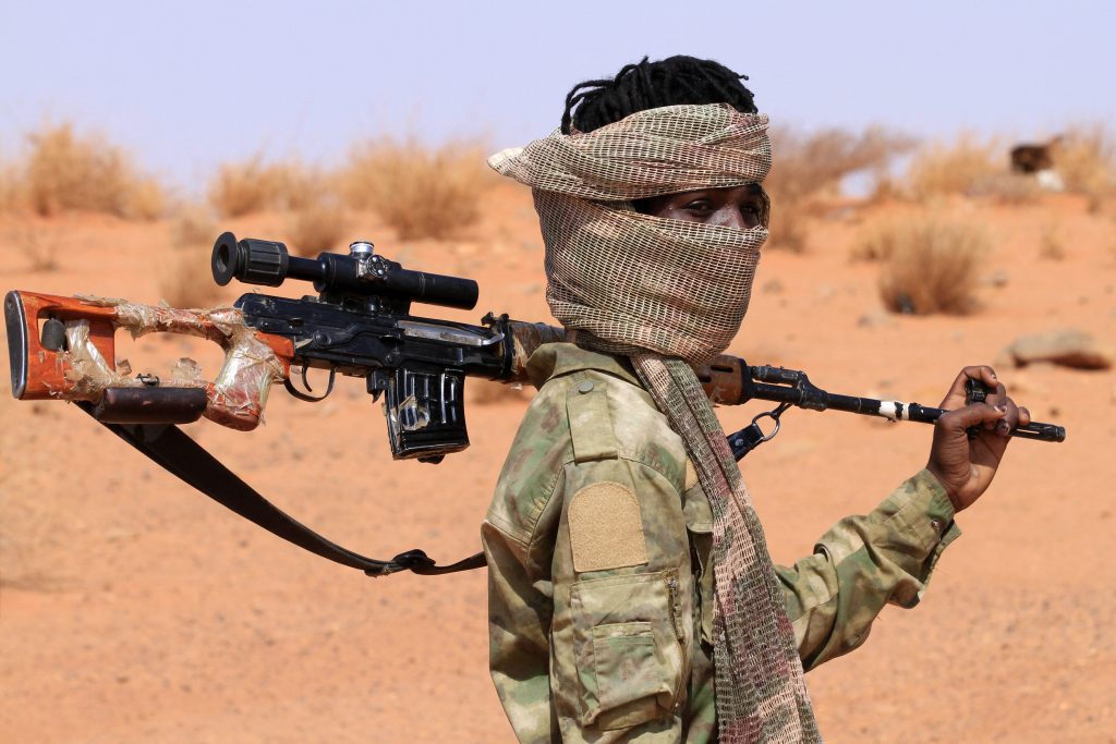 En afhopper fra den paramilitære gruppe RSF overgiver sig til den sudanesiske hær i Omdurman i august 2026. Året før erobrede RSF El Fasher, hvor gruppen ifølge Amnesty International begik forbrydelser mod menneskeheden. Foto: Ebrahim Hamid. Getty Images