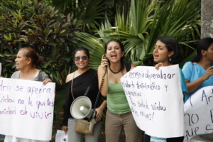 Kvinder demonstrerer udenfor El Salvadors højesteret imod landets abortforbud.